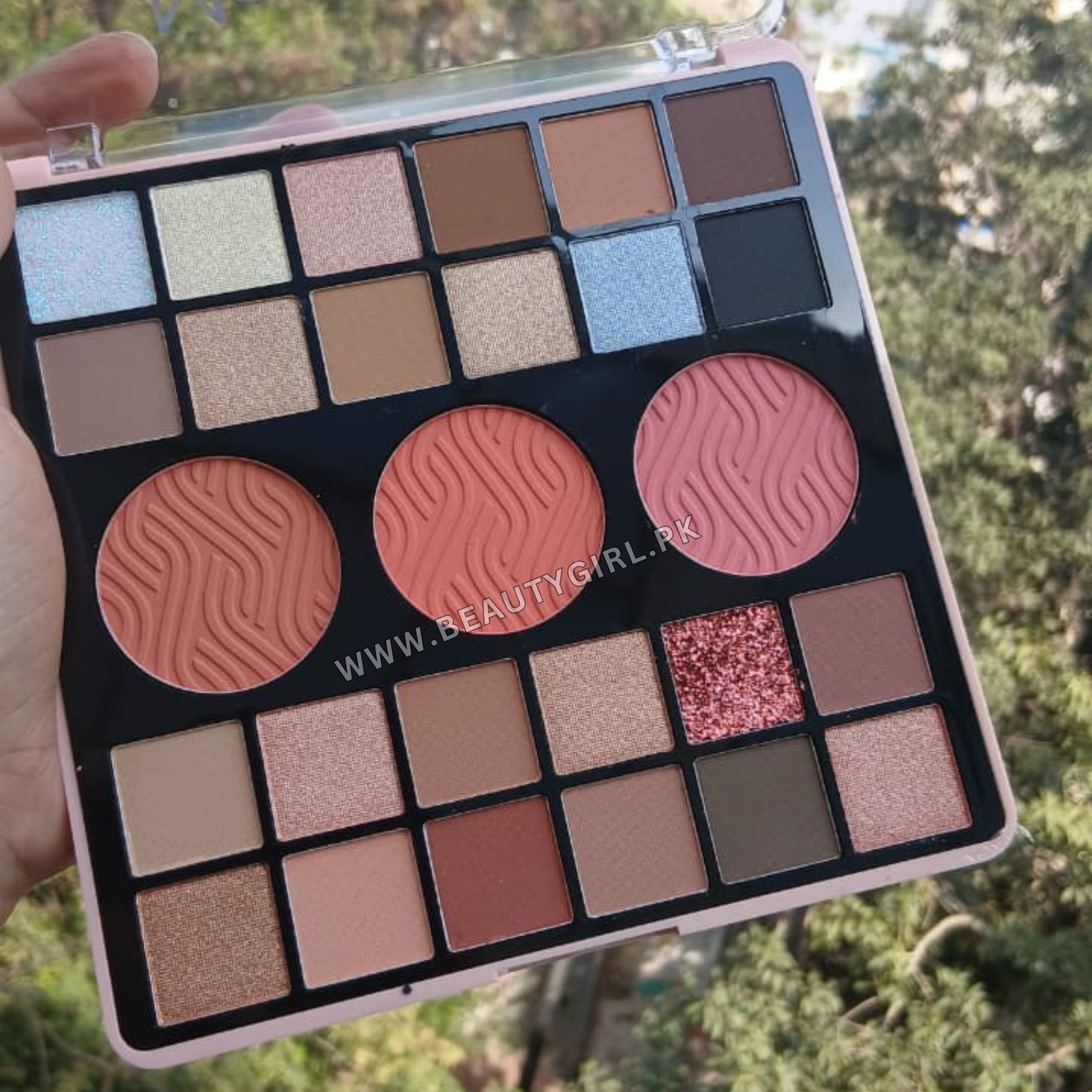 Mocallure You Are Icon All-In-One Glam Eyeshadow & Blush Palette