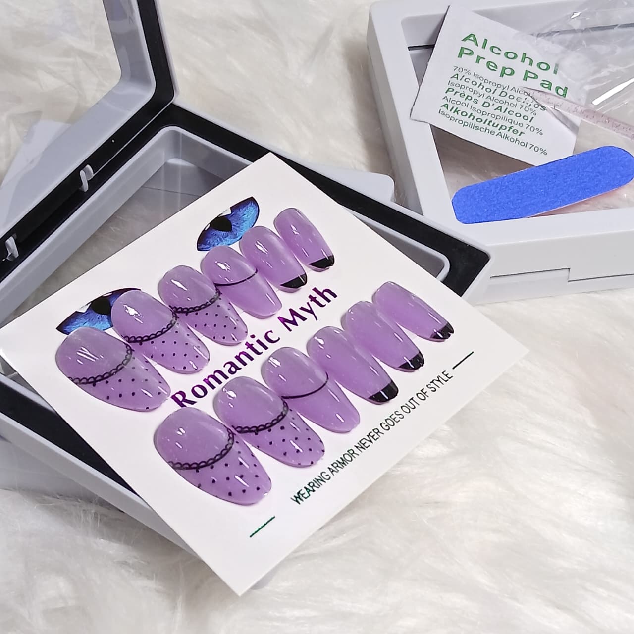 Romantic Myth Classic Elegance Press-On Nail Kit Cat's Eye Nails