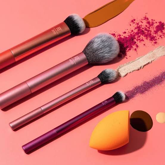 Real Techniques Everyday Essential Brush Set With Bonus Miracle Complexion Sponge