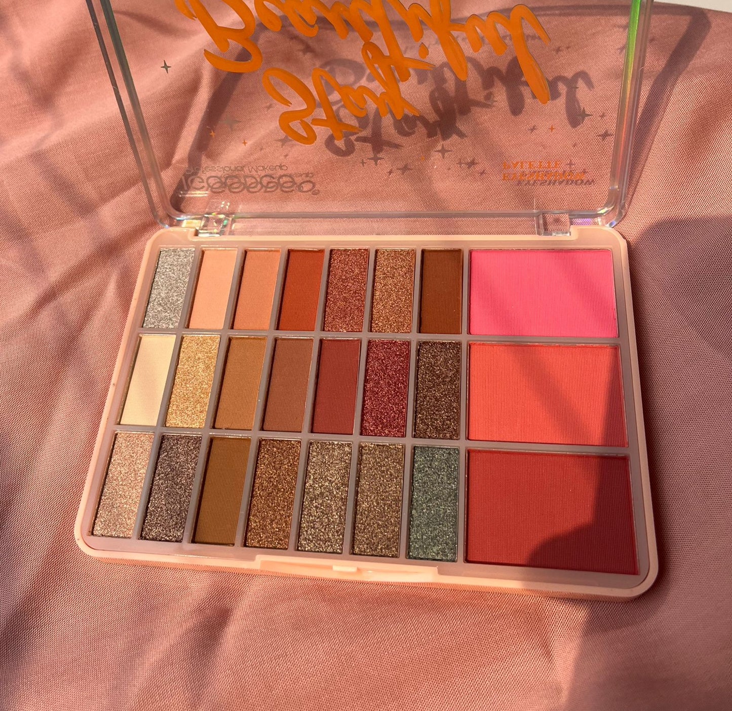 Igoodco Stay Beautiful 21 Color Eyeshadow Palette 3 Color Blushon