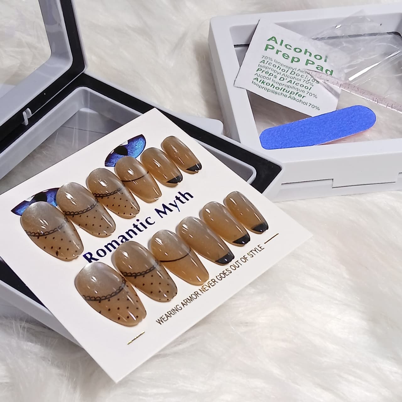 Romantic Myth Classic Elegance Press-On Nail Kit Cat's Eye Nails