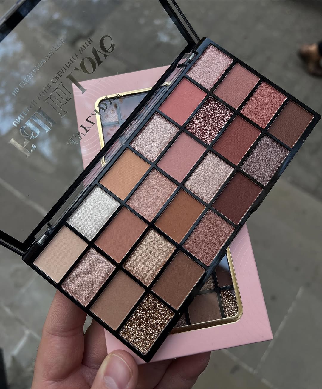 Anylady Fall In Love 24 Color Eyeshadow Palette 8419