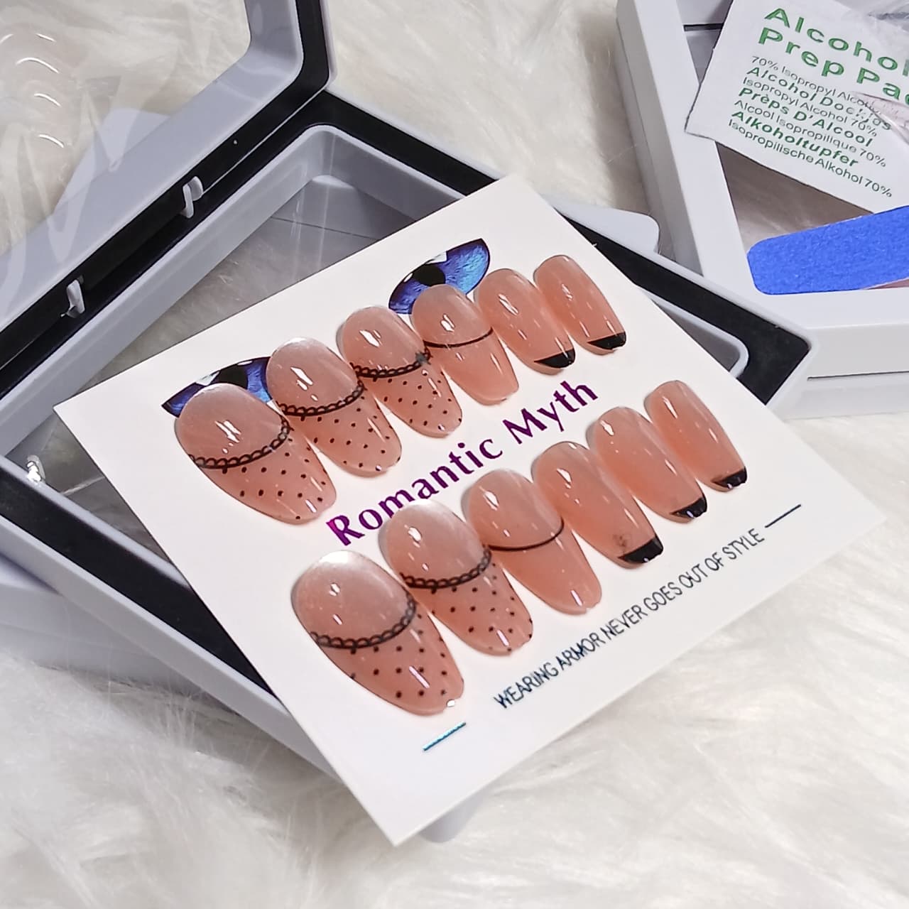 Romantic Myth Classic Elegance Press-On Nail Kit Cat's Eye Nails