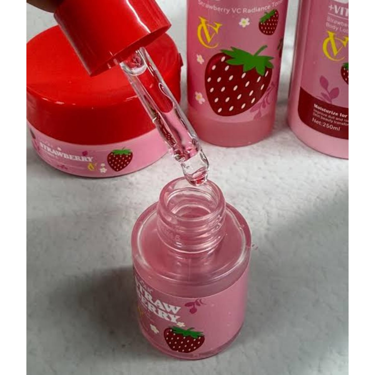 Sadoer Strawberry Extract VC Skin Care Serum Hyaluronic Acid Intense Moisturizing Strawberry Serum