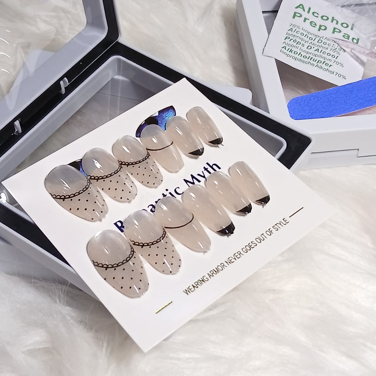 Romantic Myth Classic Elegance Press-On Nail Kit Cat's Eye Nails