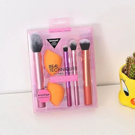 Real Techniques Everyday Essential Brush Set With Bonus Miracle Complexion Sponge