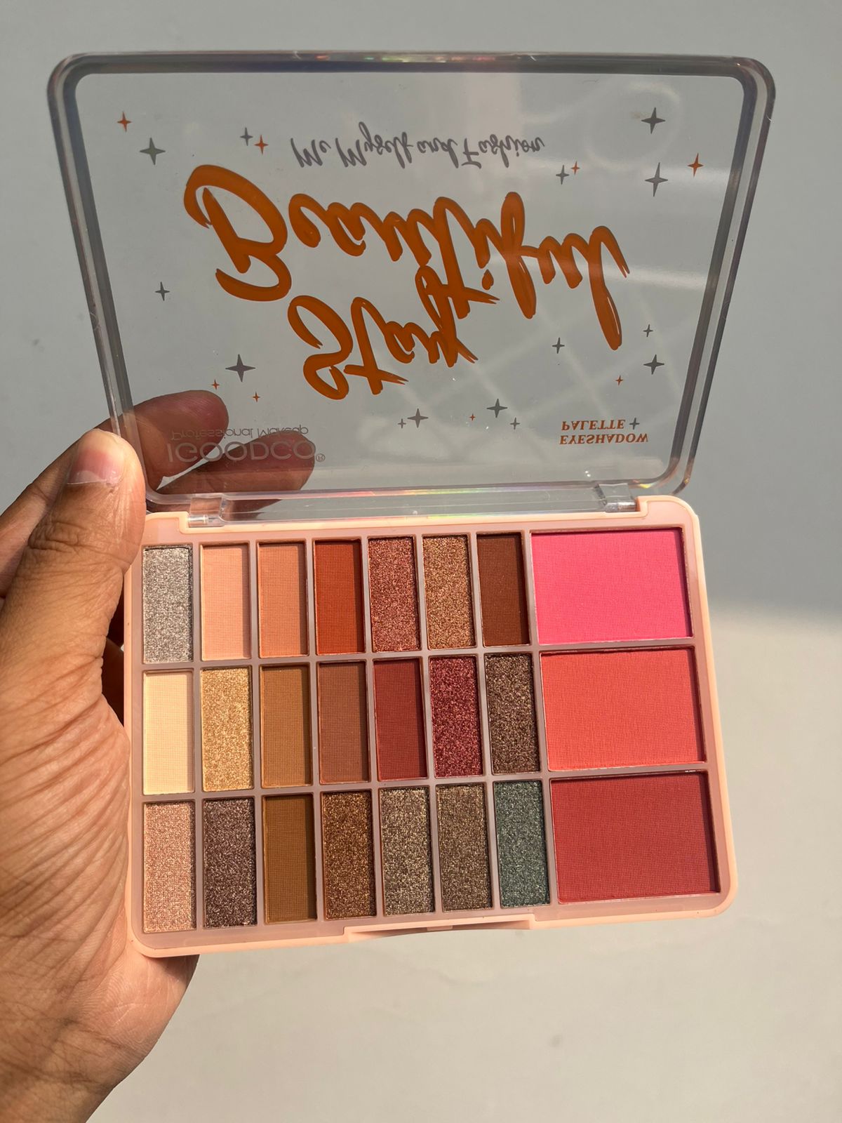 Igoodco Stay Beautiful 21 Color Eyeshadow Palette 3 Color Blushon