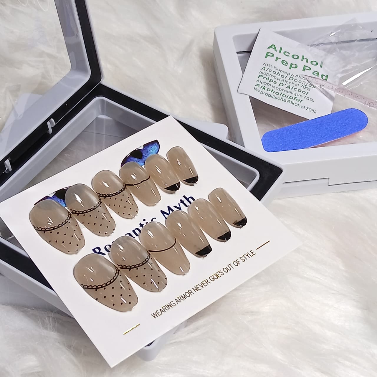 Romantic Myth Classic Elegance Press-On Nail Kit Cat's Eye Nails