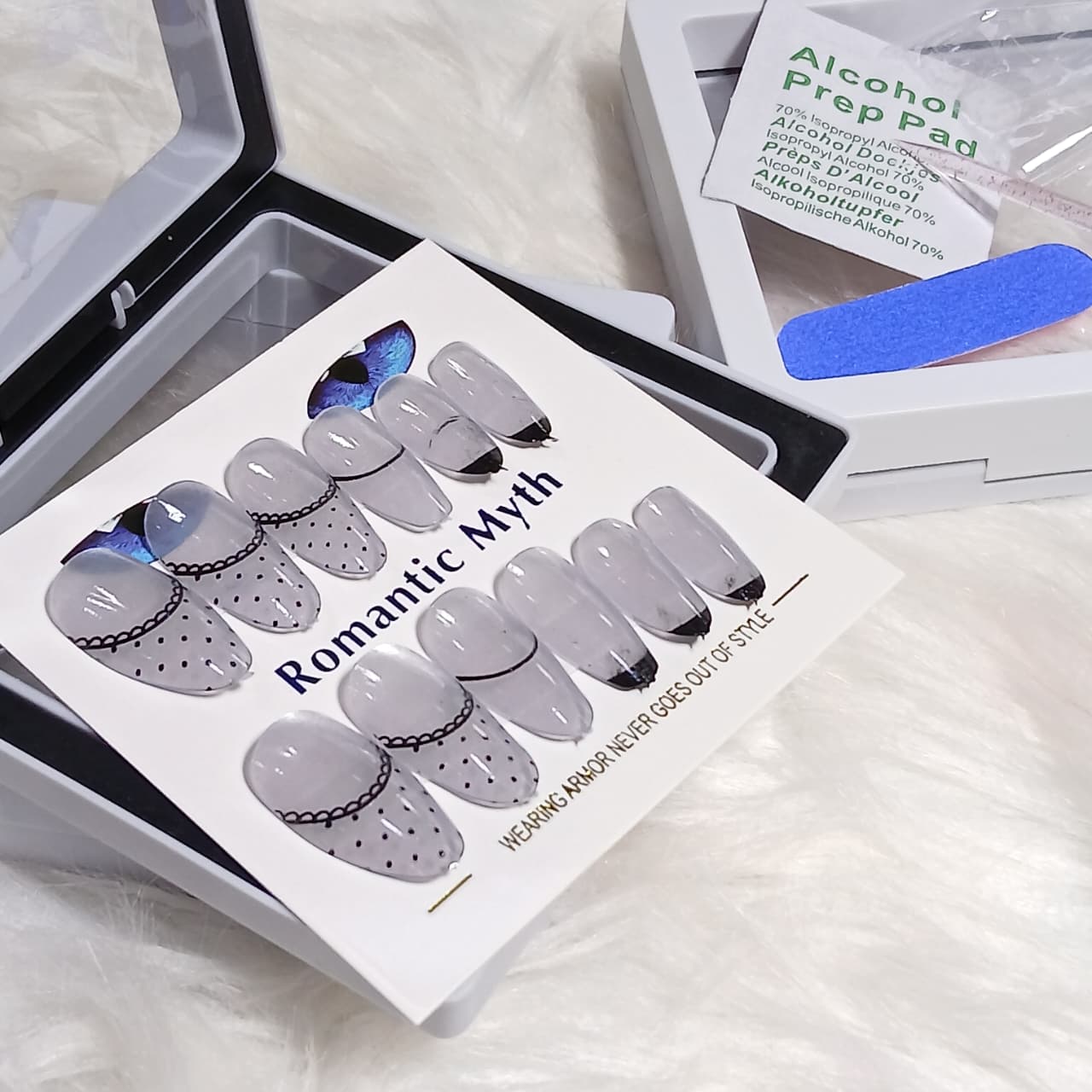 Romantic Myth Classic Elegance Press-On Nail Kit Cat's Eye Nails