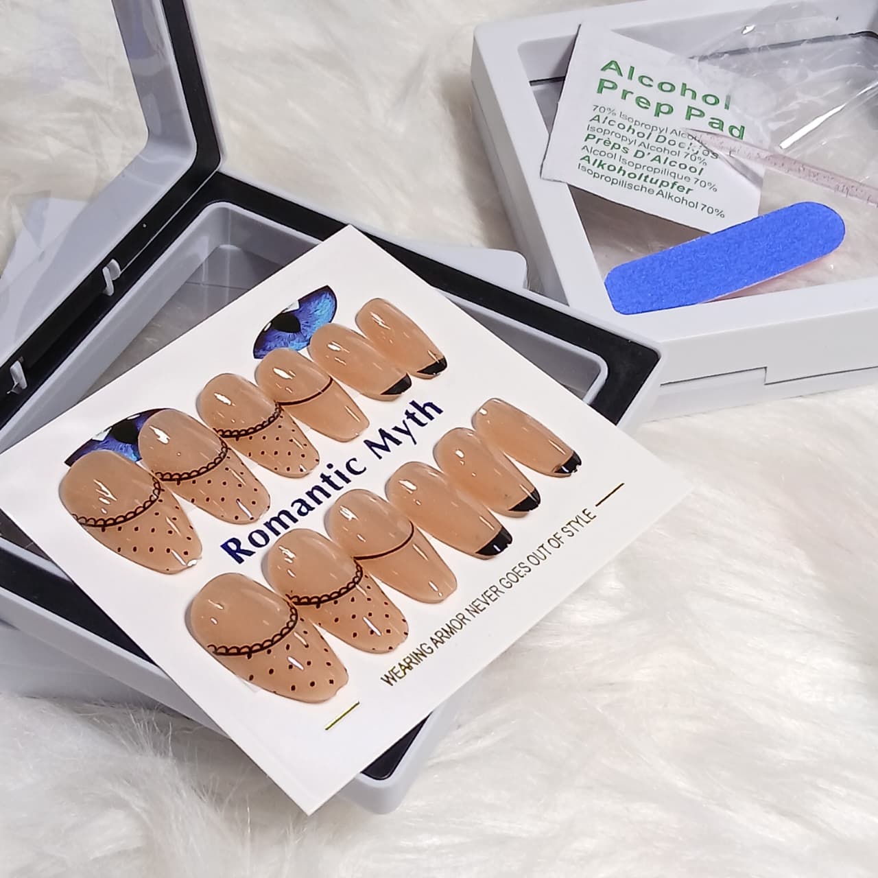 Romantic Myth Classic Elegance Press-On Nail Kit Cat's Eye Nails