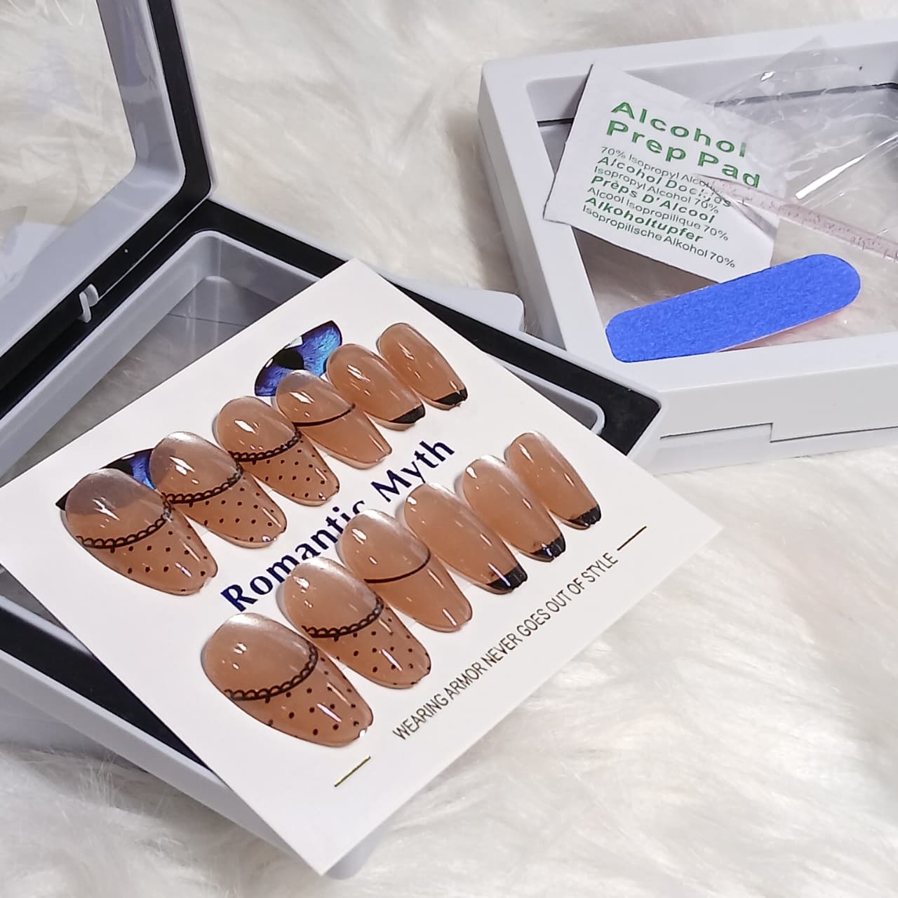 Romantic Myth Classic Elegance Press-On Nail Kit Cat's Eye Nails