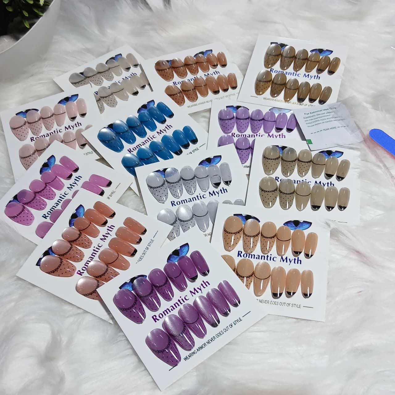 Romantic Myth Classic Elegance Press-On Nail Kit Cat's Eye Nails