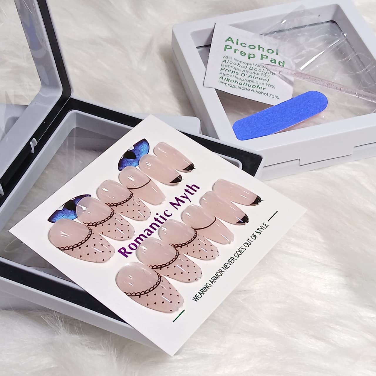 Romantic Myth Classic Elegance Press-On Nail Kit Cat's Eye Nails